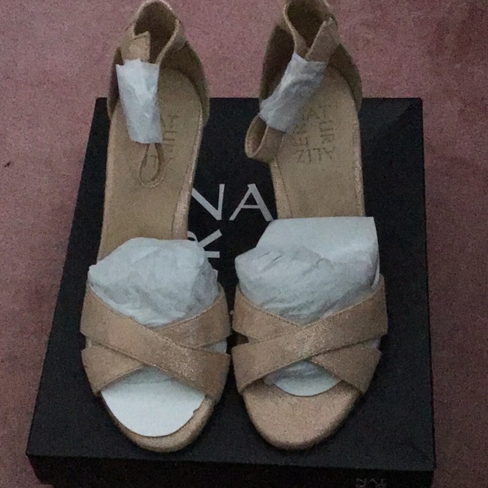 Naturalized keyson taupe gold heel shoe size 5.5